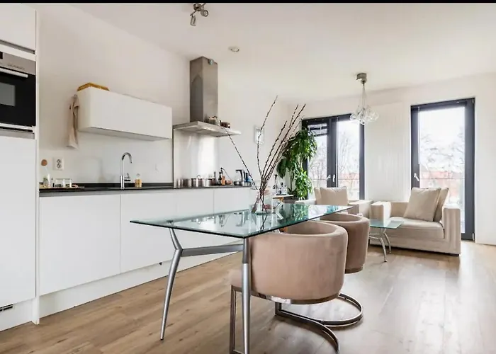 Lejlighed 4-bedroom- Located- 120 Sqr Meter Amsterdam