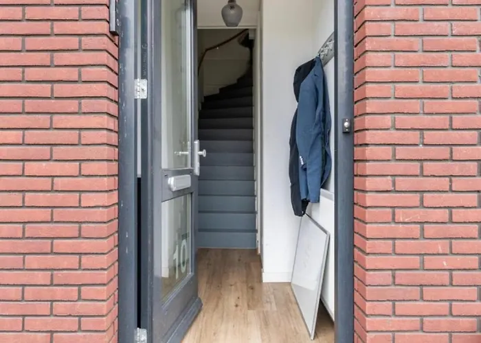 4-bedroom- Located- 120 Sqr Meter Lejlighed *