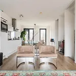 4-bedroom- Located- 120 Sqr Meter Lägenhet Amsterdam