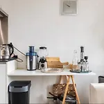 4-bedroom- Located- 120 Sqr Meter Lägenhet